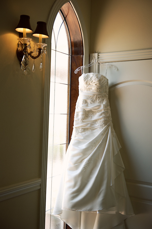 portrait of bride's wedding dress - photo by Houston based wedding photographer Adam Nyholt